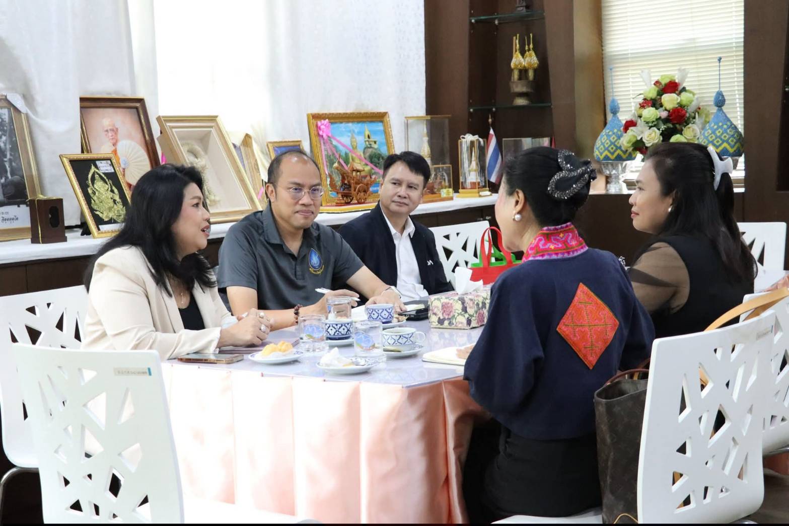 title - ผอ.ศพส. ให้การต้อนรับ รศ.ดร.พรรณี สวนเพลง ผู้อำนวยการศูนย์รวมผู้เชี่ยวชาญทางด้านการท่องเที่ยวเชิงวัฒนธรรมอาหาร และเจ้าหน้าที่ เยี่ยมชมกิจกรรมการดำเนินงานของศูนย์ส่งเสริมและพัฒนาอาชีพเสริมนอกภาคการเกษตร